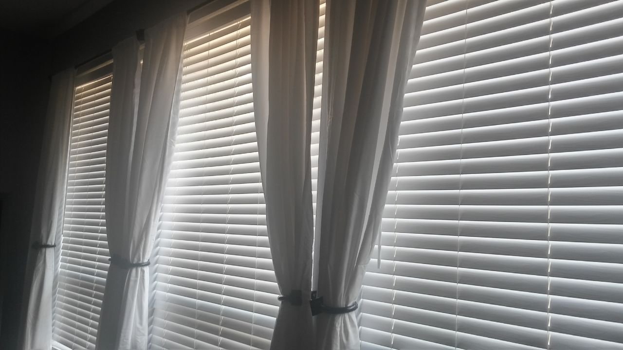 Como as cortinas e persianas podem transformar seus ambientes